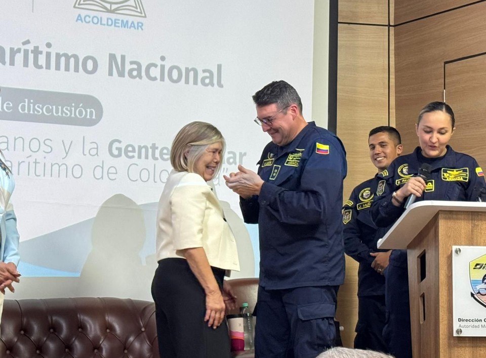 Elizabeth Salas Jiménez recibe el reconocimiento Colombia Azul de la DIMAR